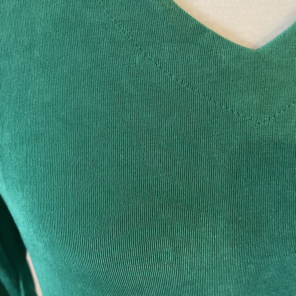 Travelers Chicos Womens Pullover Tunic Top Size 1 US  8/10 Green Slinky V Neck - Picture 4 of 12